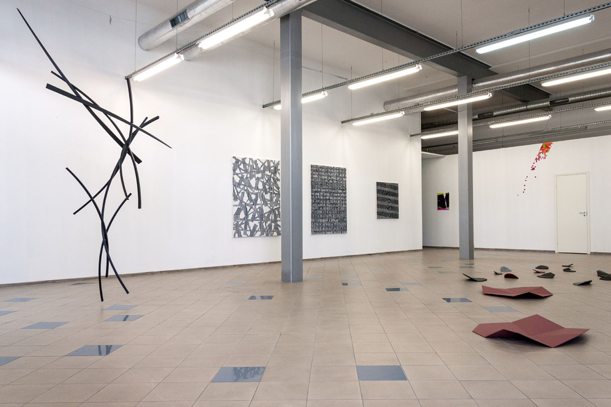 DIFFERENT ECHOES / Nikola Dimitrov, Friedhelm Falke, Ekkehard Neumann, Sigrún Ólafsdóttir, Elly Valk-Verheijen, Annette Wesseling / Ausstellung in der Galerie Meno Forma, Kaunas/Litauen