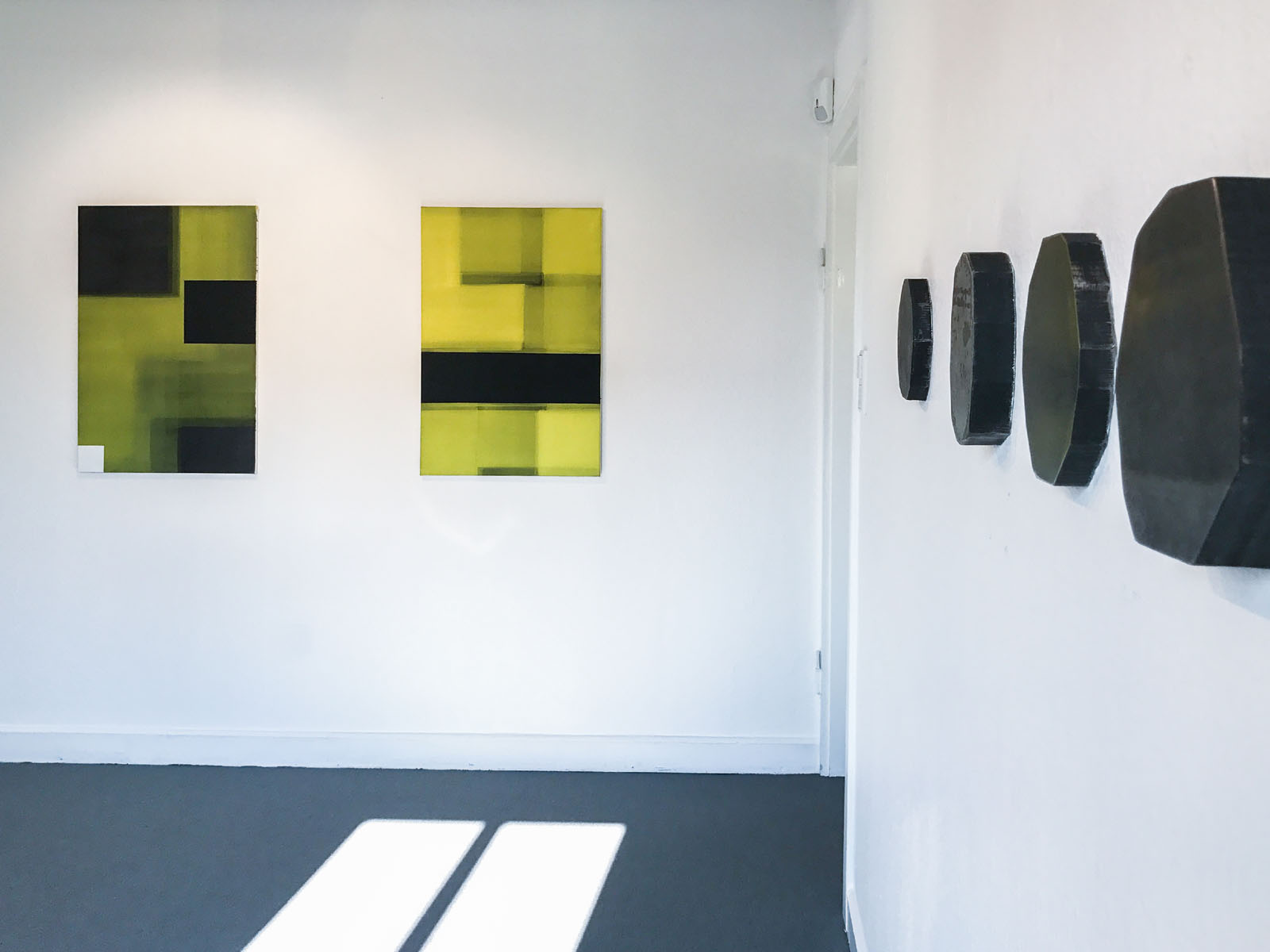 Different Echoes in der Galerie Fetzer mit den Künstlern: Nikola Dimitrov, Friedhelm Falke, Ekkehard Neumann, Sigrún Ólafsdóttir, Elly Valk-Verheijen, Annette Wesseling